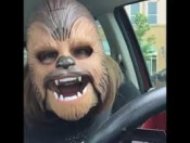 Vrouw verdient geld met masker van Chewbacca